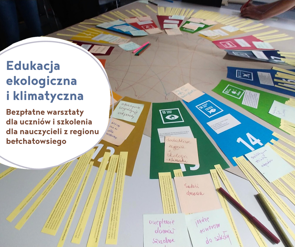 Stół z symbolami poszczególnych Celów Zrównoważonego Rozwoju i napisem edukacja ekologiczna i klimatyczna