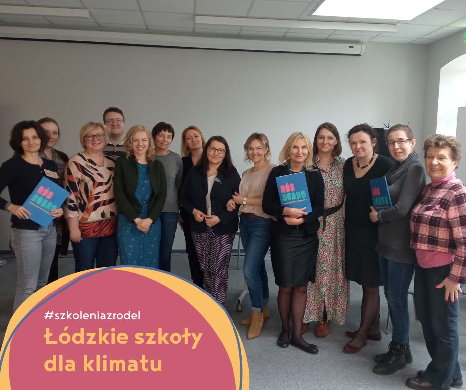 Zdjęcie uczestniczek i uczestników spotkania podsumowującego projekt Łódzkie szkoły dla klimatu w sali warsztatowej Fabryki Aktywności Miejskiej