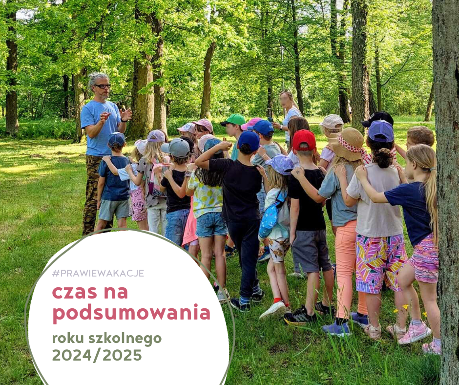 grupa dzieci na zajęciach terenowych na tle lasu
