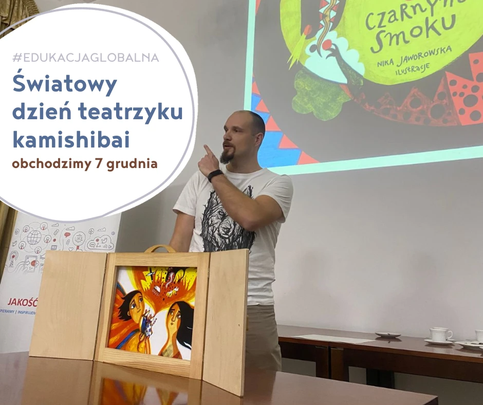 opowiadacz bajki z ramą teatrzyku oraz napis światowy dzien teatrzyku kamishibai obchodzimy 7 grudnia