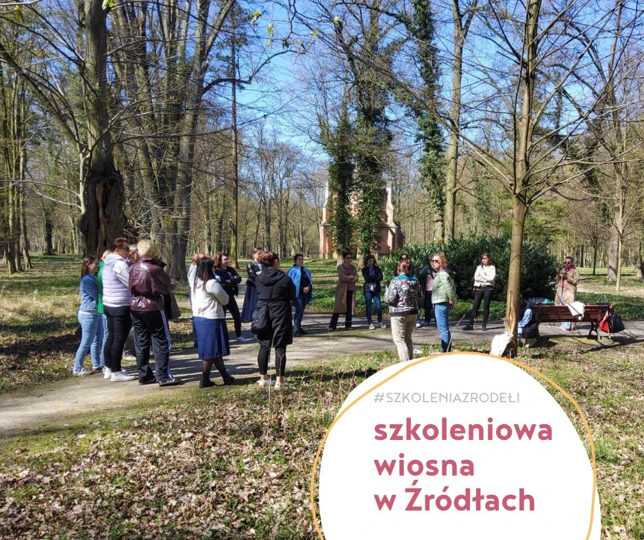 zdjęcie przedstawia grupę nauczycieli podczas szkolenia w parku w Sycowie
