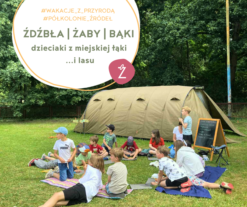 dzieci siedzące na trawie, w tle duży namiot oraz napis Źdźbła, żaby, bąki - dzieciaki z miejskiej łąki i lasu
